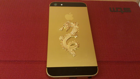 iPhone[-]5[-]mạ[-]vàng[-]khảm[-]rồng[-]được[-]bán[-]với[-]giá[-]88[-]triệu[-]đồng.
